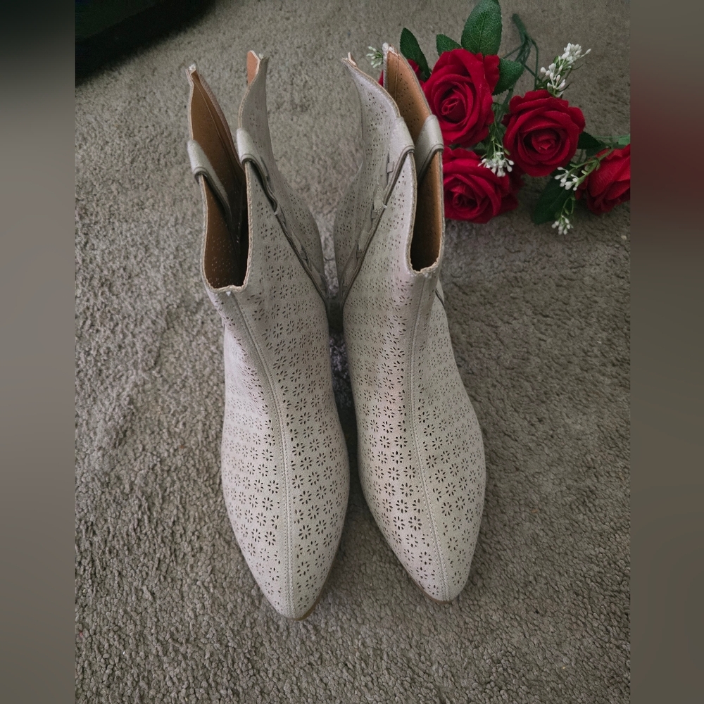 Ankle boot with pointed toe and western-style perforation details Beige, size11M